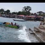Aktivitas warga nelayan Biak di kawasan pantai Fandoi Distrik Biak Kota. ANTARA/Muhsidin-1683704437