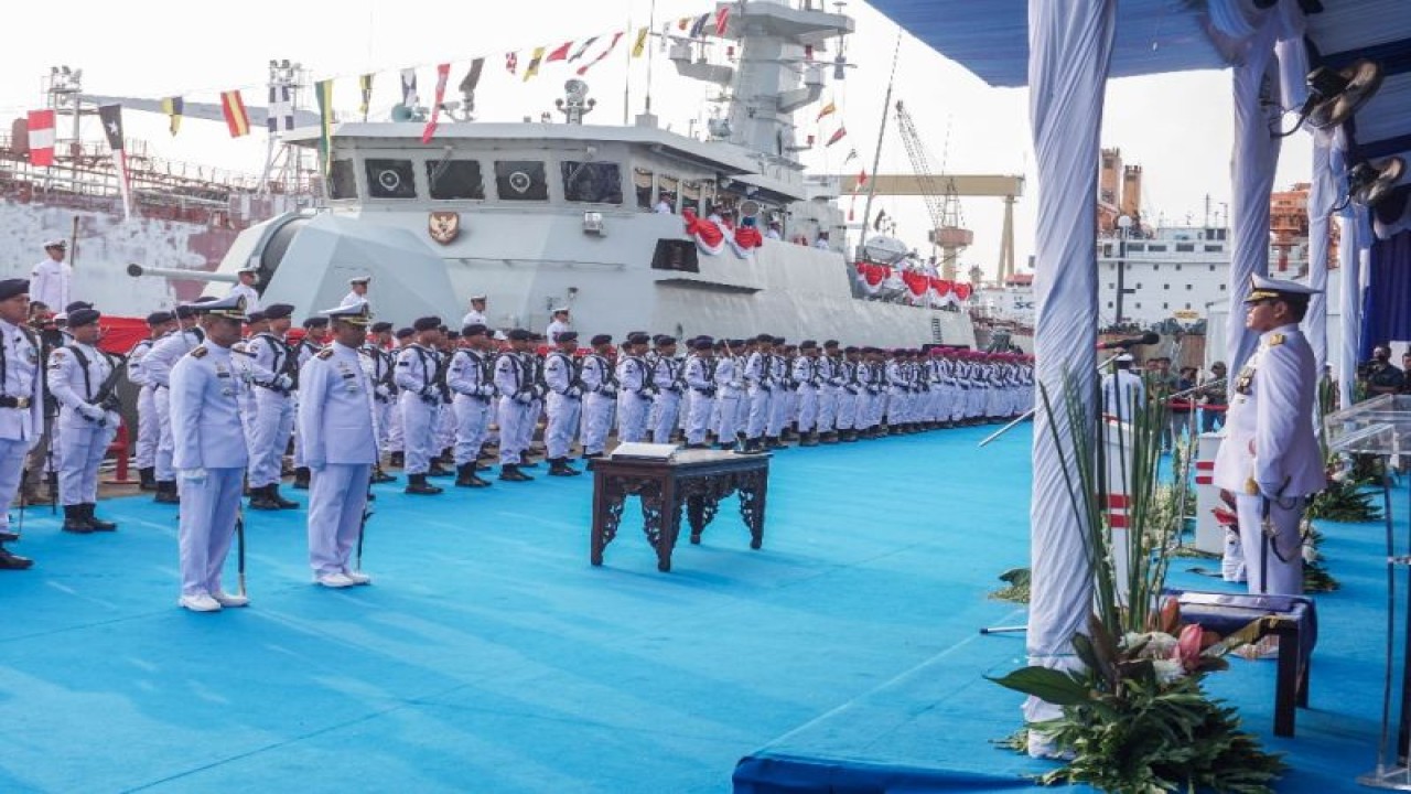 Kepala Staf Angkatan Laut (KSAL) Laksamana TNI Muhammad Ali (kanan) saat melakukan Shipnaming Kapal Cepat Rudal (KCR) 60 m ke-5 dan ke-6 PT PAL Indonesia di Surabaya, Rabu (17/5/2023). (ANTARA/HO-PT PAL Indonesia)