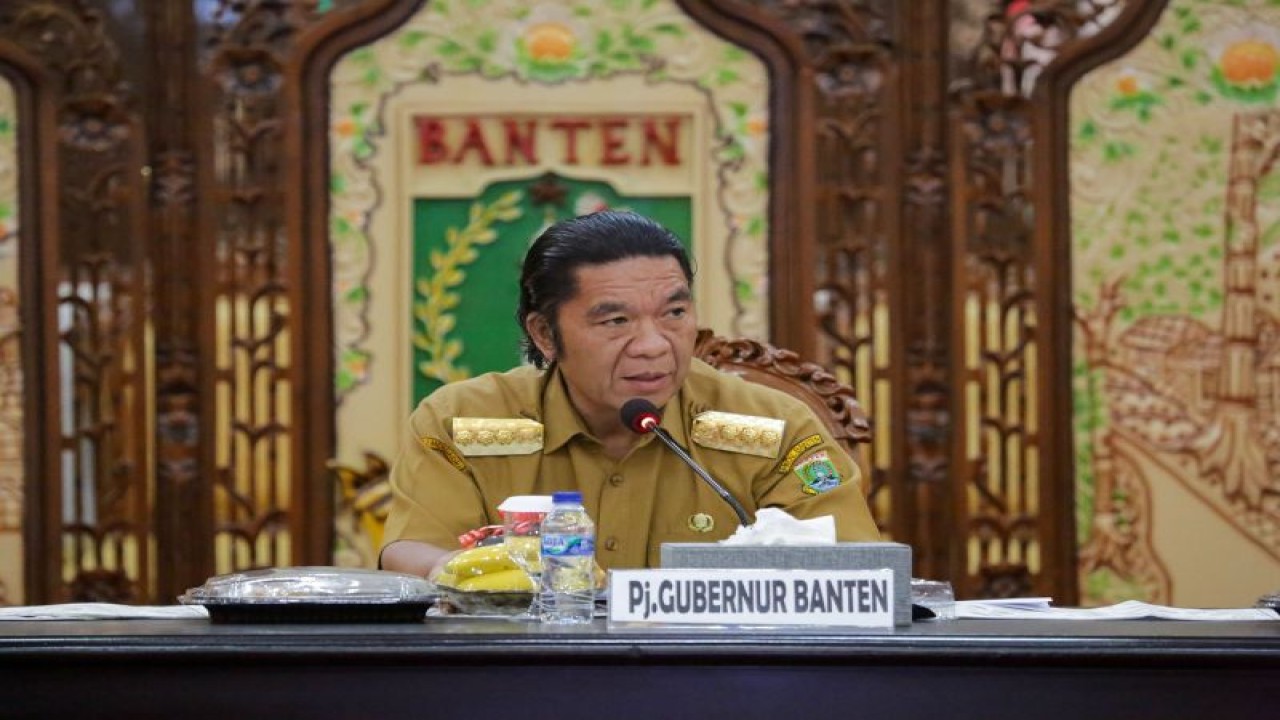 Penjabat Gubernur Banten Al Muktabar pada Rapat Inflasi di pendopo Gubernur Banten di di Serang,Senin. (Mulyana)