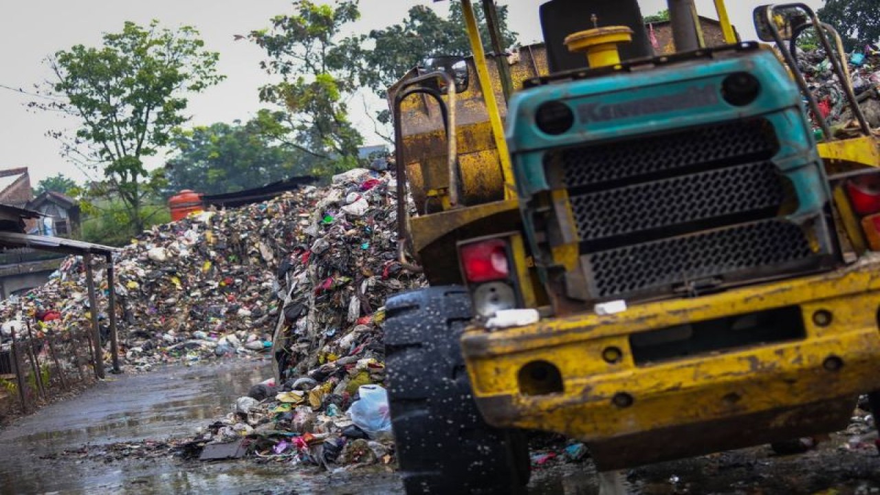 Alat berat membersihkan sampah di TPS Pasar Ciwastra, Kota Bandung, Senin (8/5/2023). (ANTARA/Istimewa)