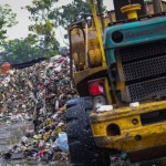 Alat berat membersihkan sampah di TPS Pasar Ciwastra, Kota Bandung, Senin (8/5/2023). (ANTARA/Istimewa)-1683543797