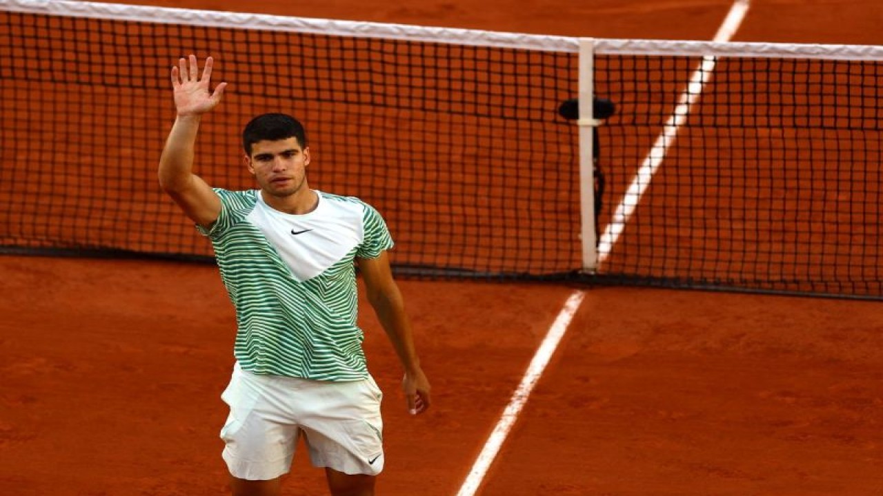 Petenis Spanyol Carlos Alcaraz melakukan selebrasi setelah memenangi pertandingan babak pertamanya melawan petenis Italia Flavio Cobolli di Roland Garros, Paris, Prancis, Senin (29/5/2023). (ANTARA/REUTERS/Kai Pfaffenbach)