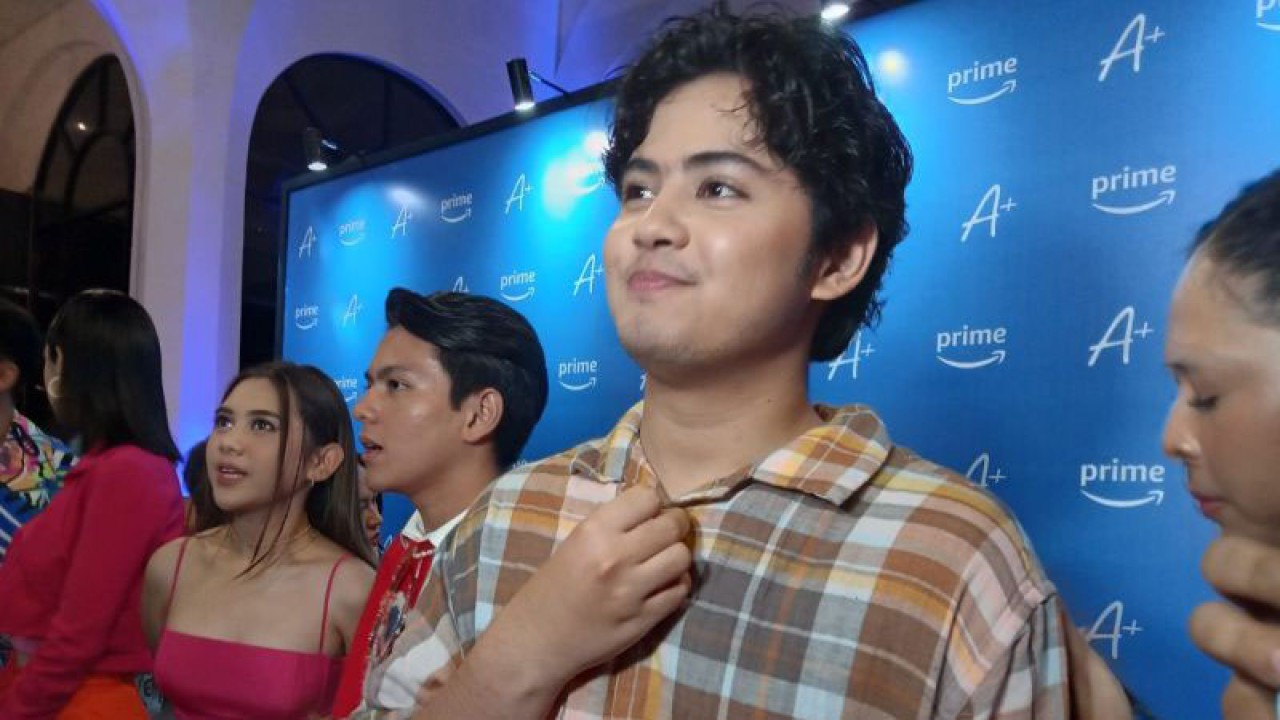 Aktor Aliando Syarief saat ditemui wartawan pada acara konferensi pers A+ Trailer Watch Party di SCBD, Jakarta Selatan pada Jumat (19/5). (ANTARA/Farhan Arda Nugraha)