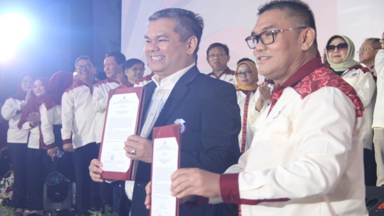 Ketua Umum HA SB-IPB Irvandi Gustari (kanan) dalam acara Peluncuran Program Pengembangan Inovasi Kewirausahaan di IPB International Convention Center. (ANTARA/HO-HA SB-IPB)