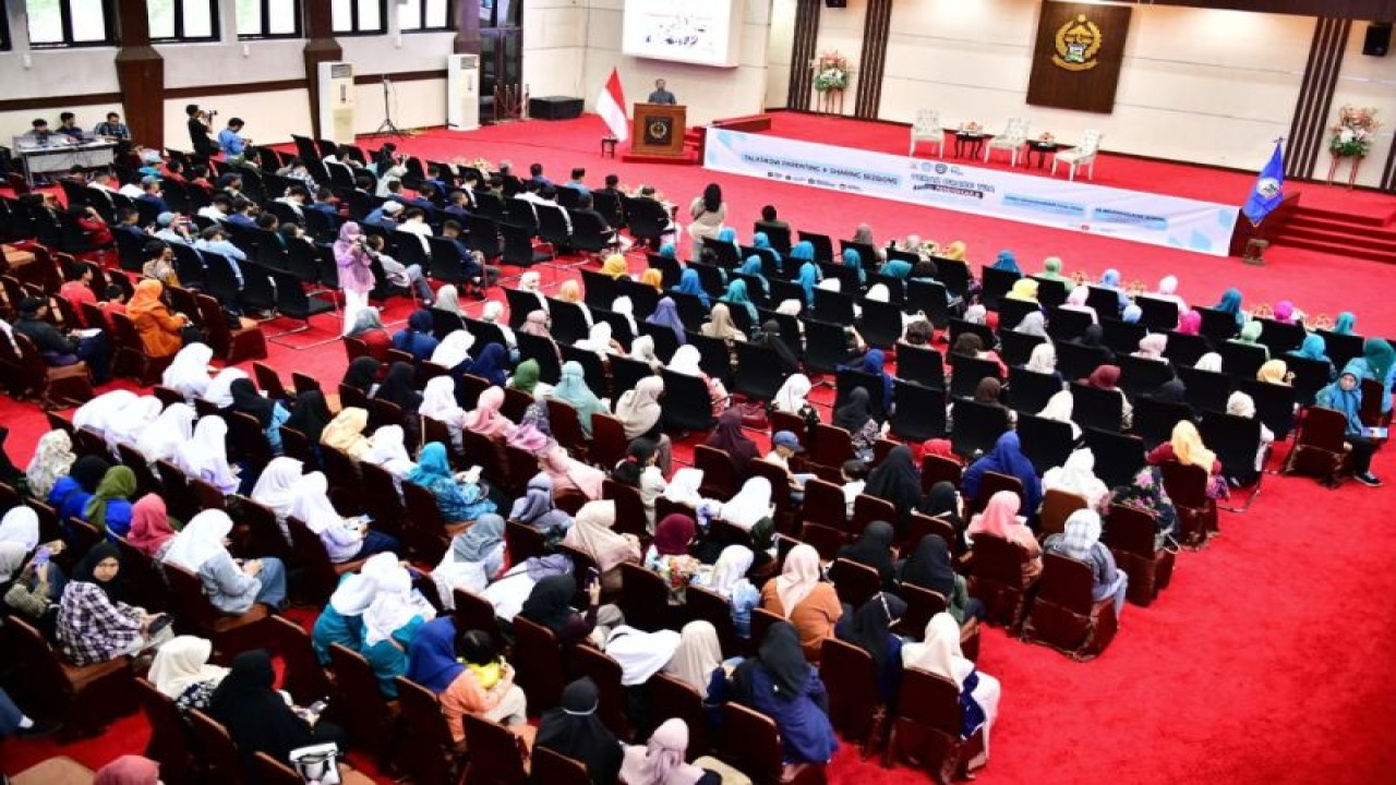 Gubernur Sulsel Andi Sudirman Sulaiman memberi sambutan pada acara bincang-bincang pengasuhan untuk mencetak anak cerdas dan berakhlak di Makassar. ANTARA/HO-Humas Pemprov Sulsel