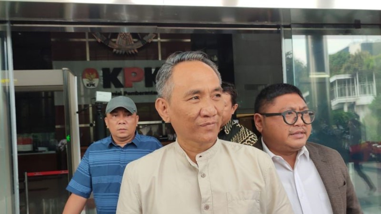 Ketua Badan Pemenangan Pemilu Partai Demokrat Andi Arief diperiksa penyidik Komisi Pemberantasan Korupsi (KPK) terkait dugaan sumbangan dari tersangka dugaan korupsi Bupati Mamberamo Tengah nonaktif Ricky Ham Pagawak (RHP) di Gedung Merah Putih KPK, Jakarta Selatan, Senin (15/5/2023). ANTARA/Fianda Sjofjan Rassat