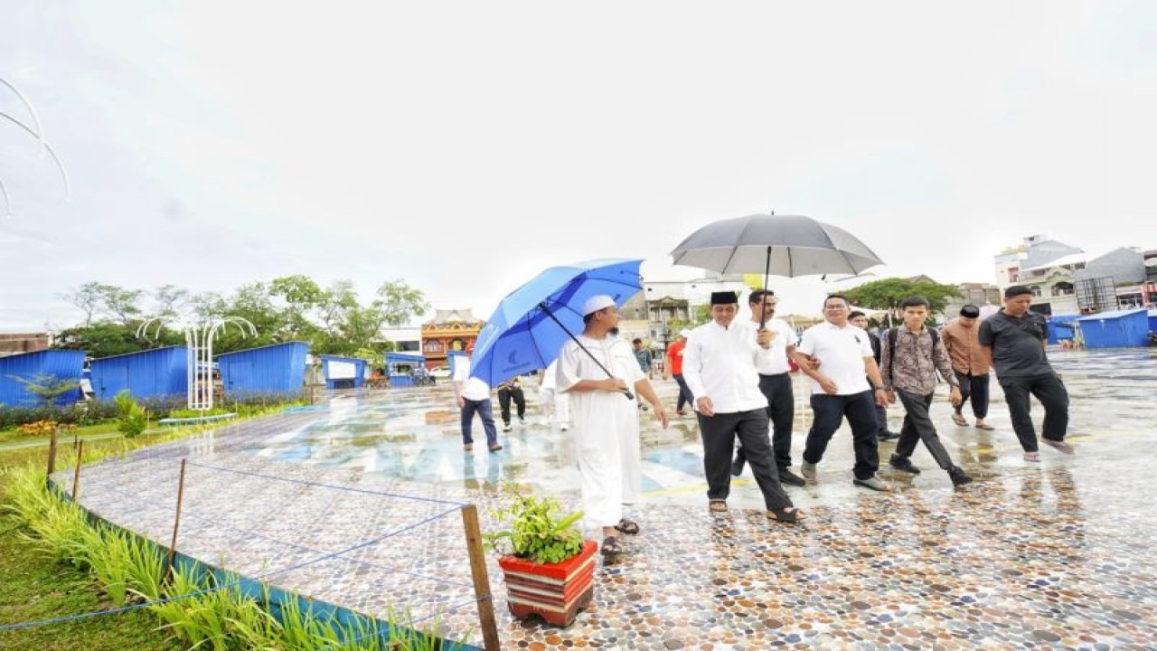 Gubernur Sulsel Andi Sudirman (kiri) bersama Bupati mengunjungi RTH Taman Callaccu Kabupaten Wajo, Kamis (4/5/2023). ANTARA/HO-Humas Pemprov Sulsel