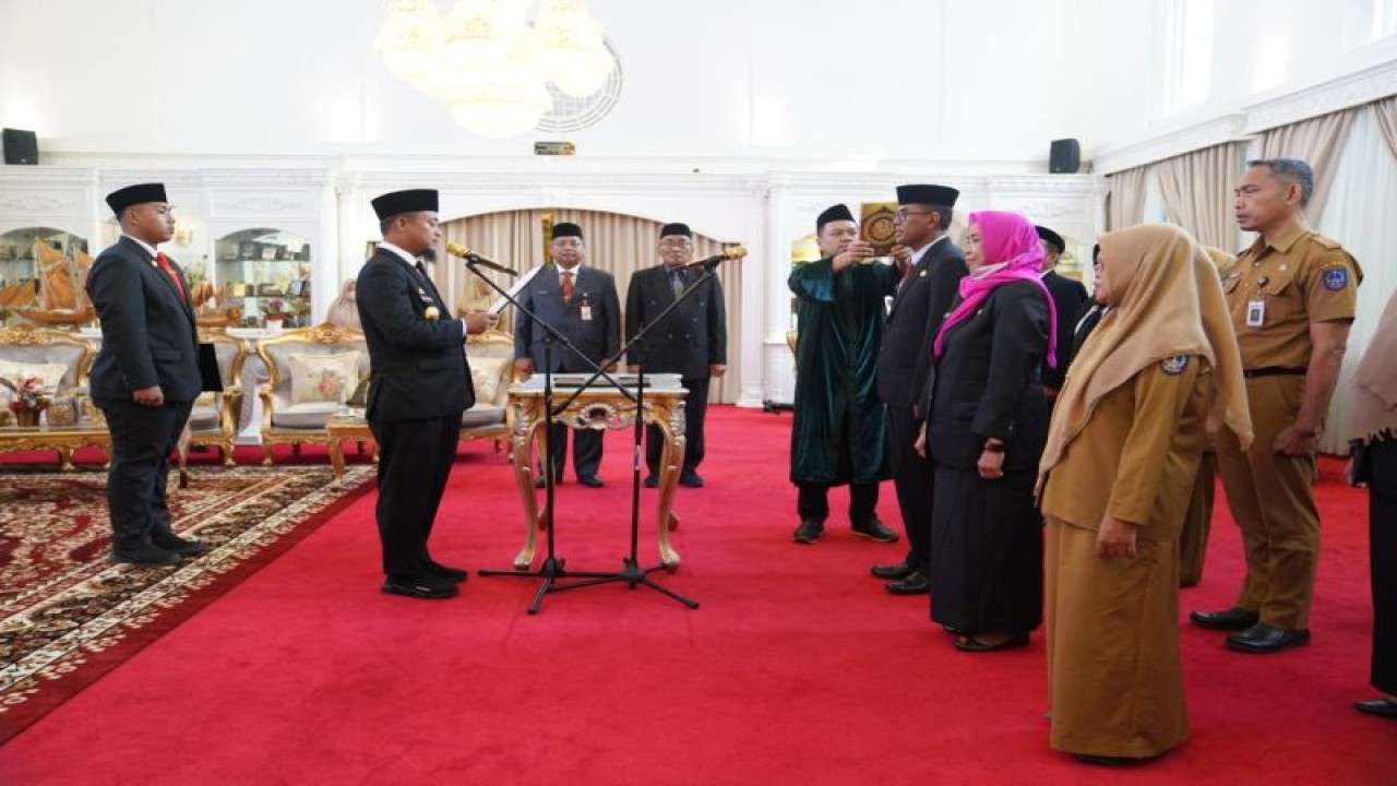 Gubernur Sulawesi Selatan Andi Sudirman Sulaiman melantik 10 pejabat eselon di Makassar. Selasa (16/5/2023). ANTARA/HO-Humas Pemprov Sulsel