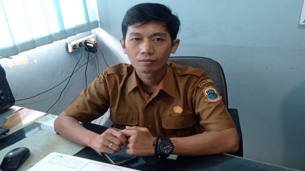 Andri, seorang petugas pendataan tenaga kerja pada Disnaker Kabupaten Lebak.ANTARA/Mansyur