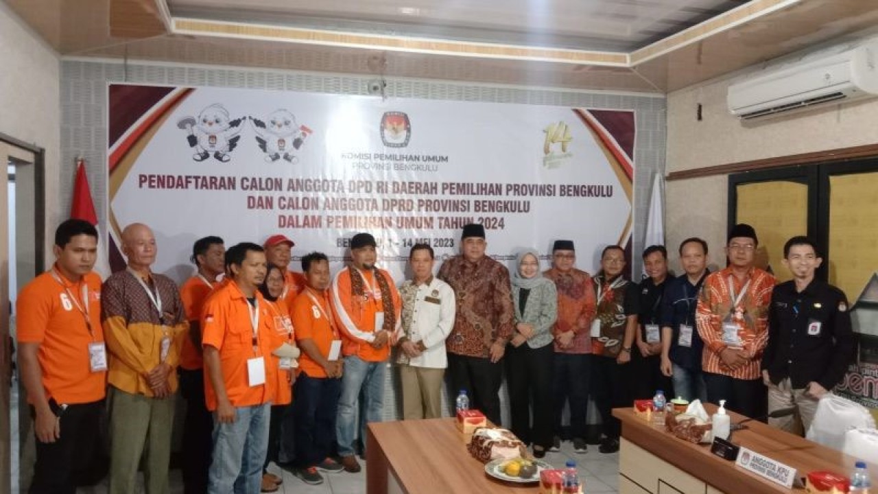 Anggota Partai Buruh usai menyerahkan berkas pendaftaran ke KPU Provinsi Bengkulu. ANTARA/Anggi Mayasari