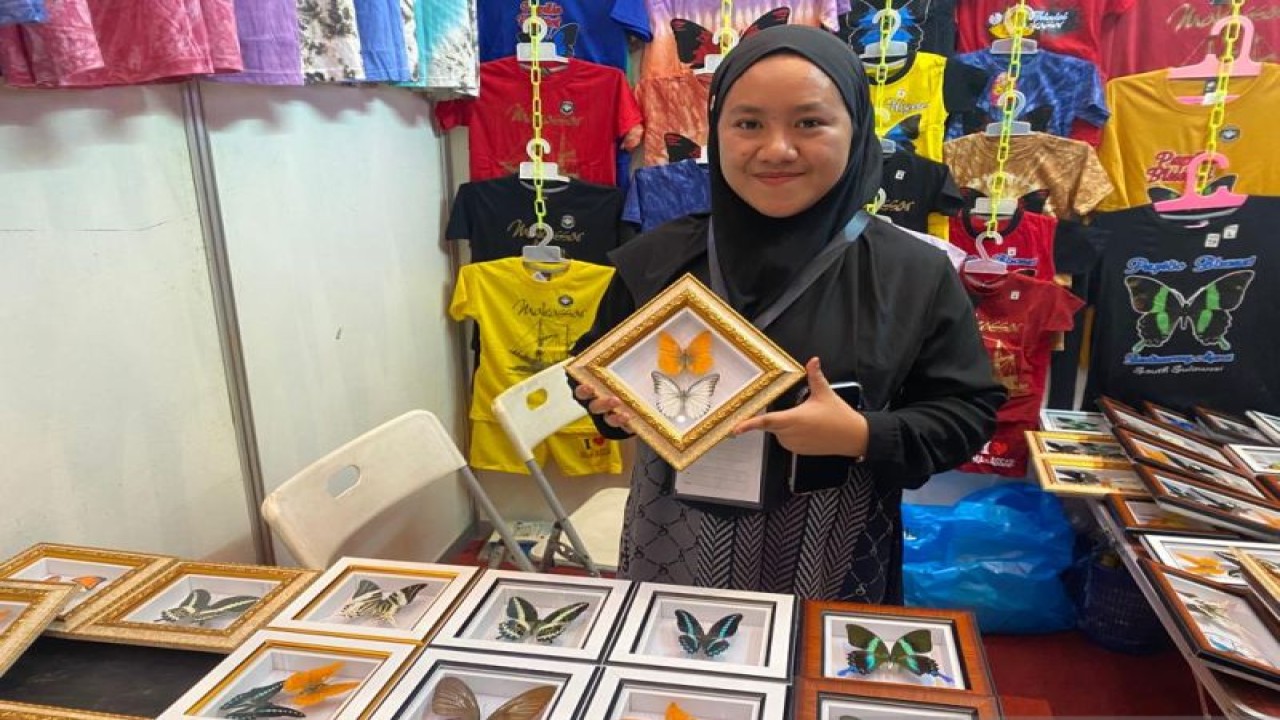 Anggota Rumah BUMN BRI Nurindah Rahayu saat memasarkan produknya saat pameran di Makassar. ANTARA/Nur Suhra Wardyah
