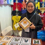 Anggota Rumah BUMN BRI Nurindah Rahayu saat memasarkan produknya saat pameran di Makassar. ANTARA/Nur Suhra Wardyah-1685422578