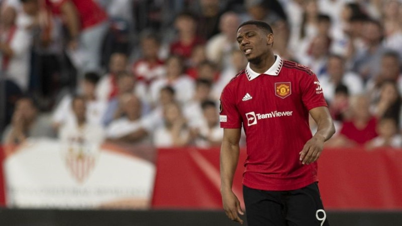 Penyerang Manchester United Anthony Martial saat bermain dalam pertandingan Liga Europa lawan Sevilla di Ramon Sanchez-Pizjuan pada 20 April 2023. ANTARA/AFP/JORGE GUERRERO