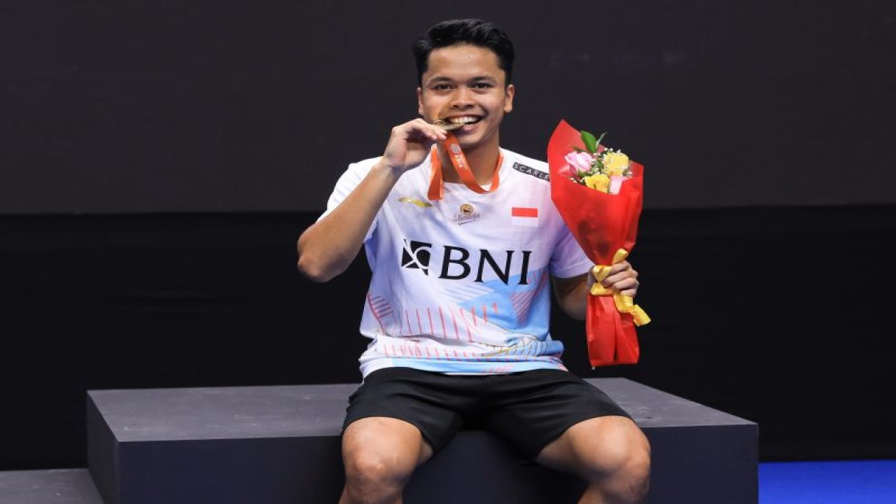 Anthony Sinisuka Ginting mencetak gelar juara perdana dari ajang Kejuaraan Asia 2023 lewat kemenangan atas Loh Kean Yew (Singapura) pada babak final yang berlangsung di Dubai, Uni Emirat Arab, Minggu. (ANTARA/HO-PP PBSI)