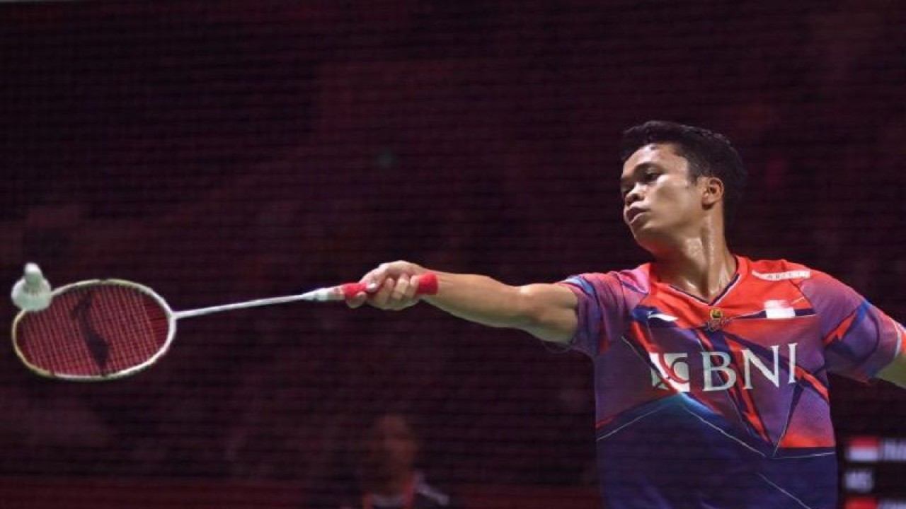 Arsip - Pebulu tangkis tunggal putra Indonesia Anthony Sinisuka Ginting mengembalikan kok ke arah lawannya pebulu tangkis tunggal putra China Shi Yu Qi pada babak 16 besar Daihatsu Indonesia Master 2023 di Istora Gelora Bung Karno, Senayan, Jakarta, Kamis (26/1/2023). (ANTARA FOTO/Indrianto Eko Suwarso/rwa.)