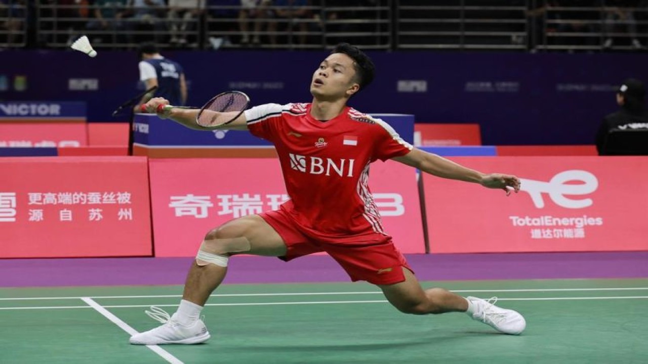 Tunggal putra Anthony Sinisuka Ginting menggandakan keunggulan timnas bulu tangkis Indonesia menjadi 2-0 atas Kanada, setelah mengalahkan Brian Yang dengan dua gim langsung 21-17, 21-16 di babak penyisihan Grup B Piala Sudirman 2023 di Suzhou, China, Senin. (ANTARA/HO-PP PBSI)