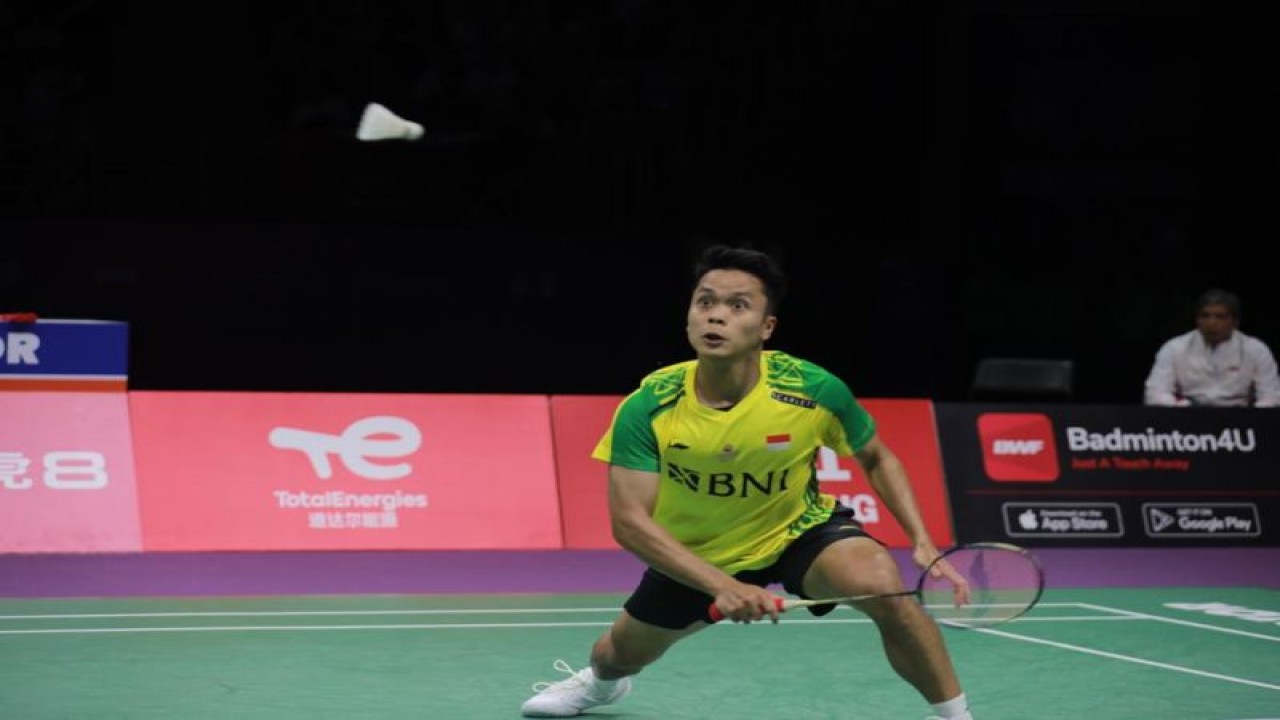 Tunggal putra Anthony Sinisuka Ginting ditaklukkan wakil tuan rumah Shi Yu Qi dengan dua gim langsung 20-22, 14-21 pada partai kedua babak perempat final Piala Sudirman 2023 di Suzhou, China, Jumat. (ANTARA/HO-PP PBSI)