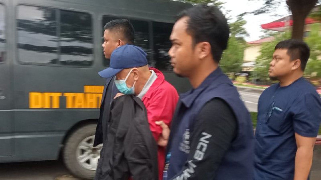 Tersangka Adil Anwar (baju merah) buronan tiga tahun kasus pemalsuan sertifikat sibidang tanah ditangkap Polda Sumut. (ANTARA/HO-Humas Polda Sumut).