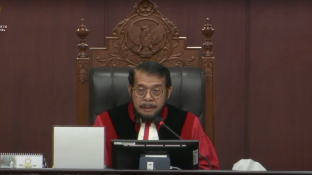 Tangkapan layar Ketua Mahkamah Konstitusi Anwar Usman dalam sidang pengucapan ketetapan dan putusan yang disiarkan di kanal YouTube Mahkamah Konstitusi RI, dipantau dari Jakarta, Kamis (25/5/2023). ANTARA/Putu Indah Savitri