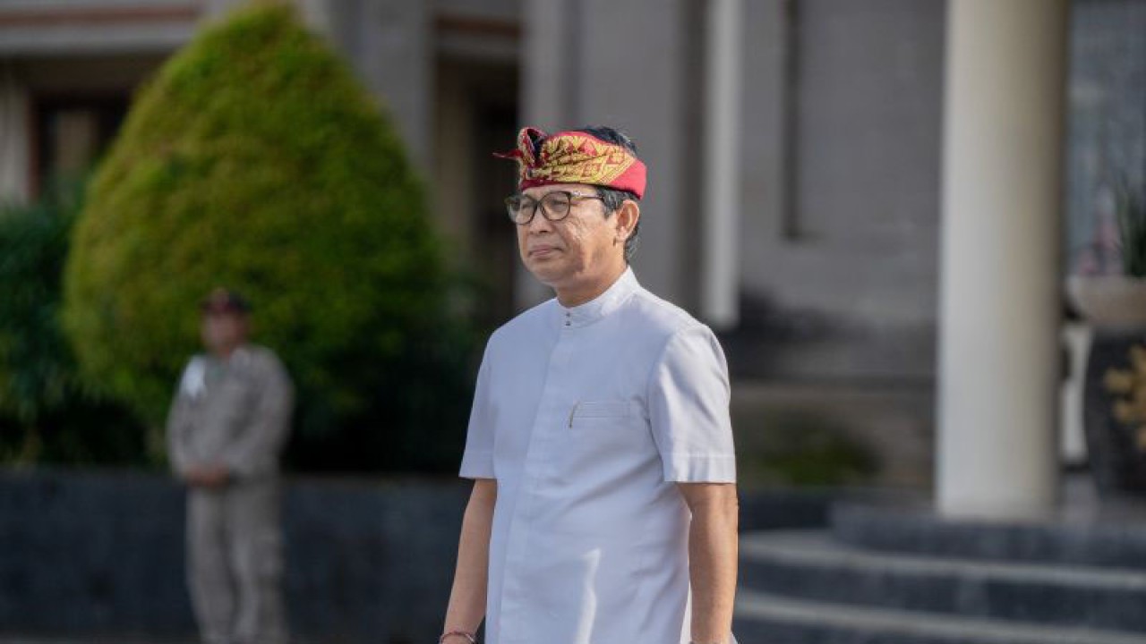 Sekda Badung Wayan Adi Arnawa saat memimpin apel peringatan Hari Pendidikan Nasional Tahun 2023 di Badung, Selasa (2/5/2023). ANTARA/HO-Pemkab Badung