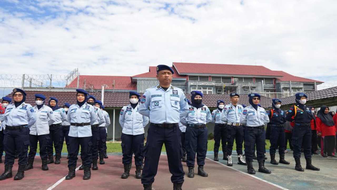 Sejumlah petugas mengikuti upacara deklarasi Zero Handphone, Pungutan Liar dan Narkoba (Halinar) di Lembaga Pemasyarakatan Perempuan (LPP), UPT Kanwil Kemenkumham Gorontalo di Kabupaten Gorontalo, Gorontalo, Kamis (11/5/2023). ANTARA/Adiwinata Solihin