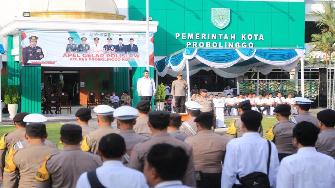 Apel gelar pasukan Polisi RW di halaman Kantor Wali Kota Probolinggo, Jawa Timur, Jumat (19/5/2023). (ANTARA/HO-Diskominfo Kota Probolinggo)