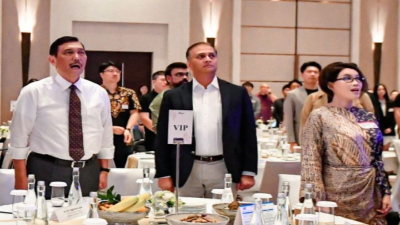 Ketua Asosiasi Pengusaha Indonesia (Apindo) Jawa Barat, Ning Wahyu (kanan) menyambut baik rencana ekspansi dan penambahan investasi perusahaan brand alas kaki internasional asal Boston USA, New Balance, di Indonesia, khususnya di Jawa Barat, yakni akan menambah satu pabrik baru di Cirebon. (ANTARA/HO-Humas Apindo Jawa Barat)
