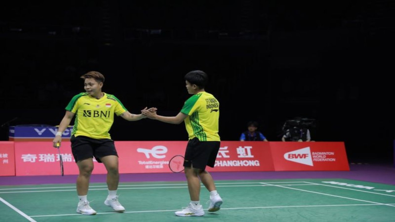 Ganda putri Apriyani Rahayu/Siti Fadia Silva Ramadhanti menyumbang kemenangan di partai penutup penyisihan Grup B Piala Sudirman 2023, setelah mengalahkan duo Jerman Stine Kuespert/Emma Moszczynski di Suzhou, China, Selasa. (ANTARA/HO-PP PBSI)
