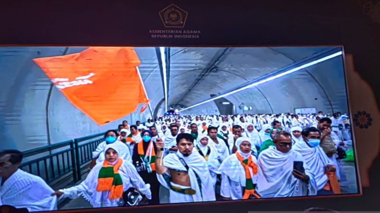 Cuplikan film dokumenter mengenai perjalanan delapan warga Indonesia untuk menunaikan ibadah haji di Tanah Suci. (ANTARA/Asep Firmansyah)