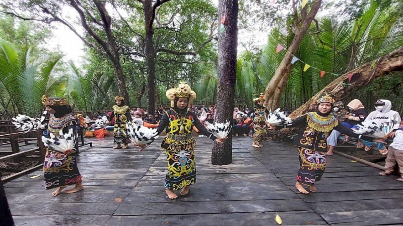 Ilustrasi - Sejumlah gadis menarikan tarian Dayak untuk menghibur pengunjung di kawasan desa wisata Ardi Mulyo, Kecamatan Tanjung Palas Utara, Kabupaten Bulungan. (ANTARA/HO-Kemenparekraf RI)