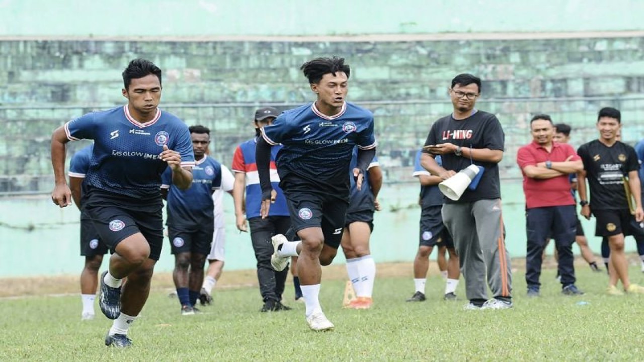 Sejumlah pemain Arema FC pada saat menjalani tes kondisi kebugaran fisik di Stadion Gajayana, Kota Malang, Jawa Timur, Rabu (10/5/2023). (ANTARA/HO-MO Arema FC)