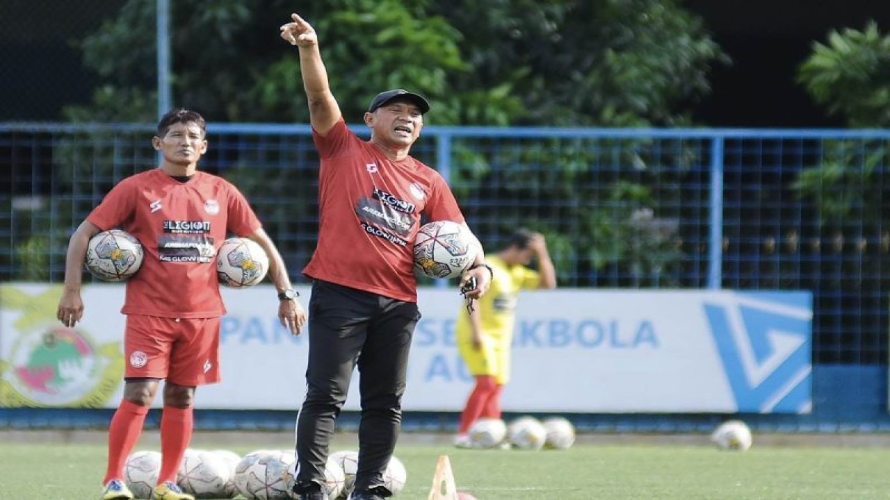 Foto arsip. Pelatih Arema FC I Putu Gede Swi Santoso (kanan) pada saat memimpin sesi latihan skuad Singo Edan. (ANTARA/HO-MO Arema FC)