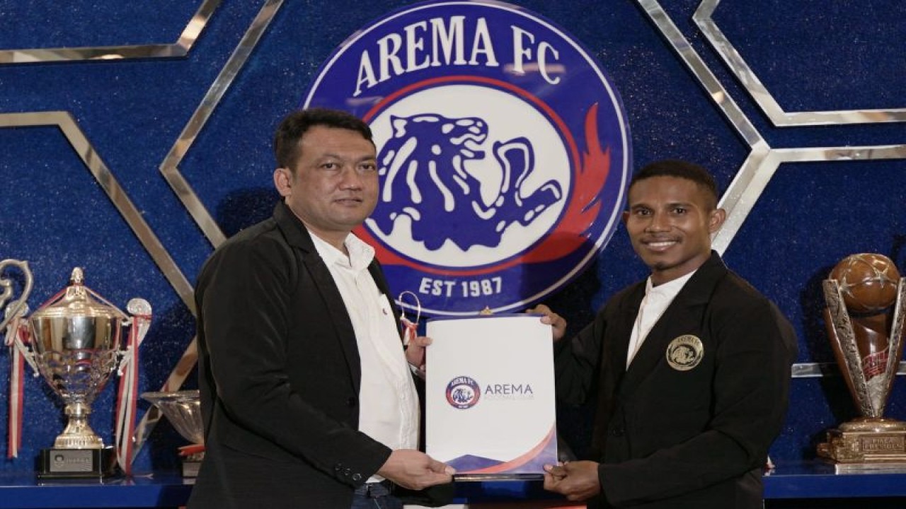 Manajer Tim Arema FC Wiebie Dwi Andreas (kiri) bersama pemain baru Flabio Soares, usai sesi perkenalan di Kota Malang, Jawa Timur, Jumat (12/5/2023). (ANTARA/HO-MO Arema FC)