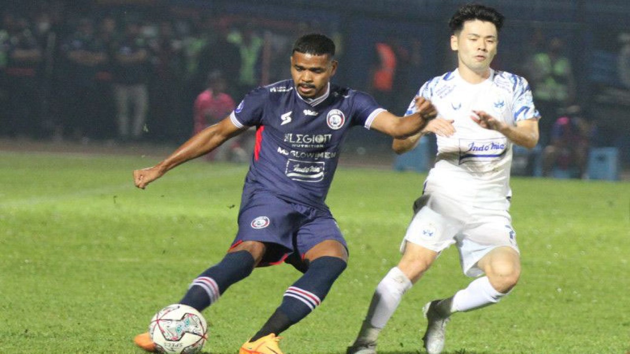 Pesepak bola Arema FC Hasyim Kipuw (kiri) berusaha melewati hadangan pesepak bola PSIS Semarang Taisei Marukawa (kanan) dalam pertandingan Kompetisi Liga 1 di Stadion Kanjuruhan, Malang, Jawa Timur, Sabtu (30/7/2022). Arema mengalahkan PSIS dengan skor akhir 2-1. ANTARA FOTO/Ari Bowo Sucipto/hp. (ANTARA FOTO/ARI BOWO SUCIPTO)