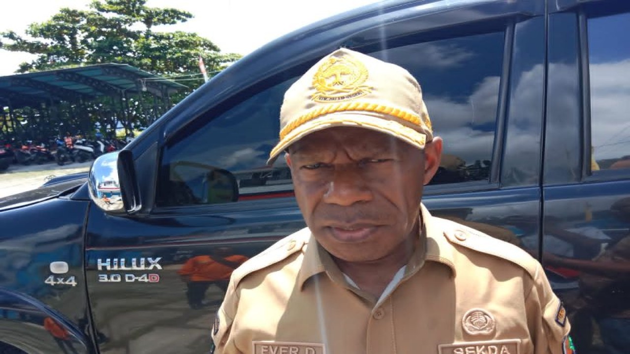 Sekretaris Daerah Kabupaten Pegunungan Arfak Ever Dowansiba (ANTARA/HO-R Bella)