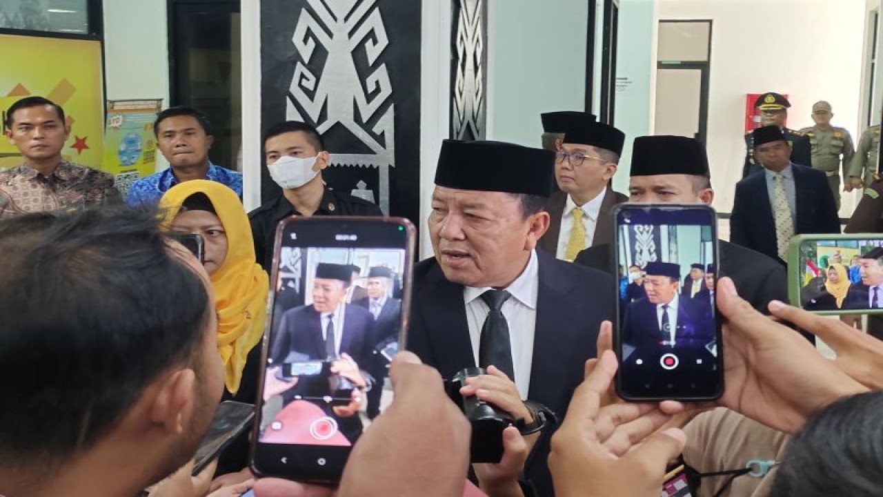Gubernur Lampung Arinal Djunaidi saat memberi keterangan di Bandarlampung, Senin (22/8/2023). (ANTARA/Ruth Intan Sozometa Kanafi)