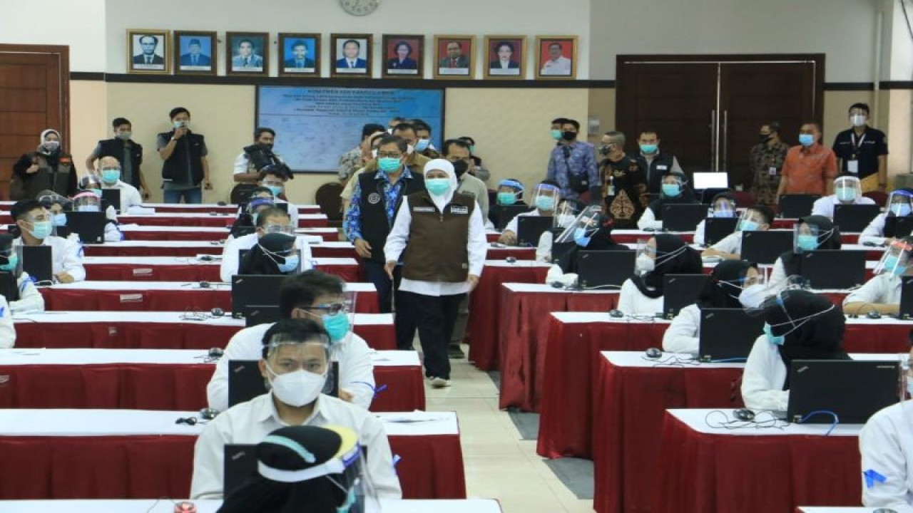 Arsip - Gubernur Jatim Khofifah Indar Parawansa meninjau pelaksanaan seleksi PPPK tahun 2021 di Surabaya. (ANTARA/HO-Biro Adpim Jatim)