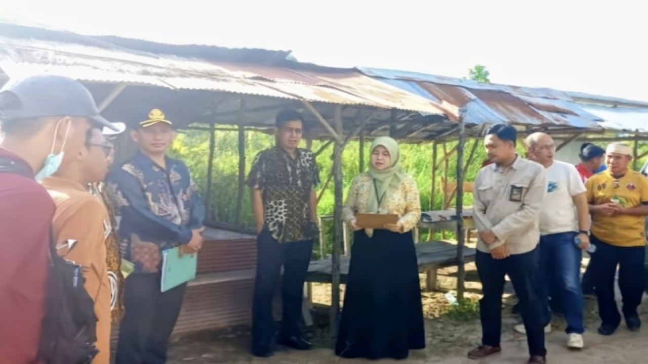 Arsip - Jajaran Bagian Hukum Setda Kotawaringin Timur, Pintar Simbolon (kiri) saat pemeriksaan tanah yang menjadi objek perkara. (ANTARA/HO-Pemkab Kotim)