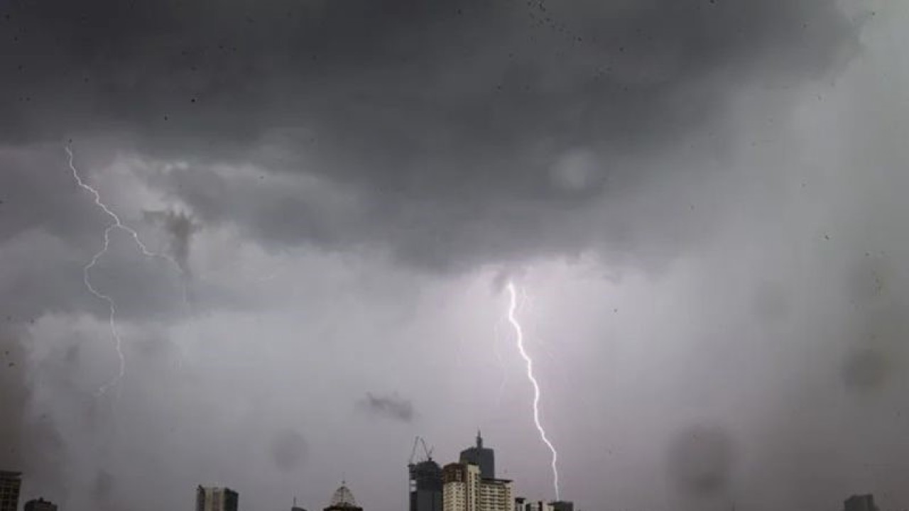 Arsip - Petir menyambar di langit Jakarta, 20 Mei 2022. (ANTARA FOTO/Fauzan/foc/pri).