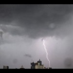 Arsip - Petir menyambar di langit Jakarta, 20 Mei 2022. (ANTARA FOTO/Fauzan/foc/pri).-1684046930