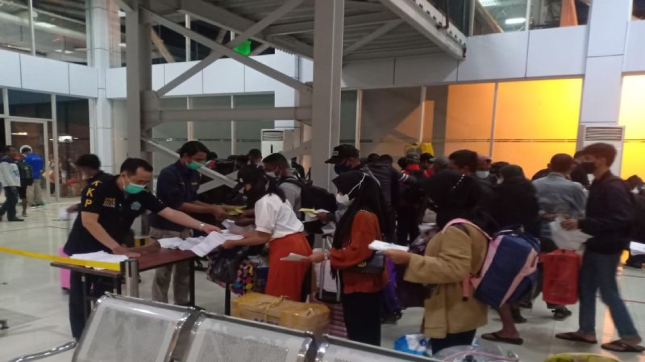 Ilustrasi suasana aktivitas penumpang arus balik di terminal penumpang Pelabuhan Makassar. Antara/ HO-Pelindo Regional 4