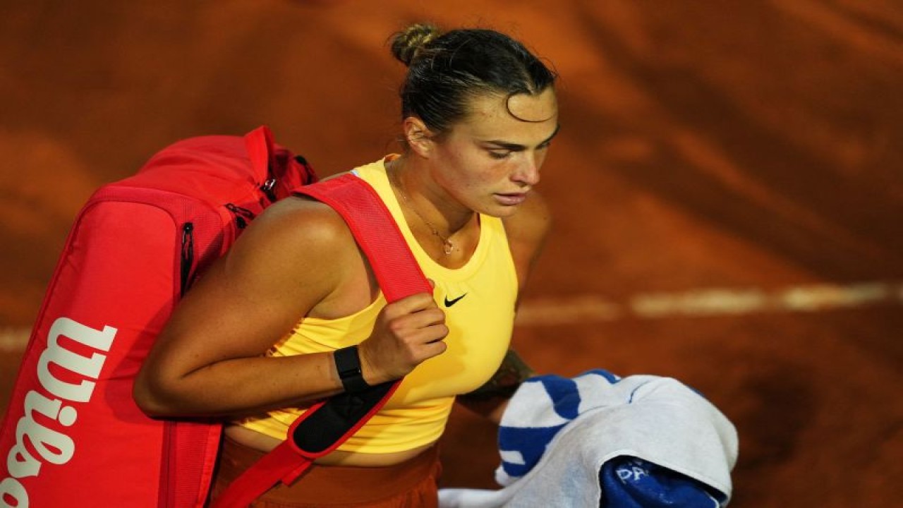Petenis Belarus Aryna Sabalenka dari Belarusia setelah kalah di pertandingan babak 64 besar Italian Open melawan petenis AS Sofia Kenin di Roma, Italia, Kamis (11/5/2023). (ANTARA/REUTERS/Aleksandra Szmigiel)