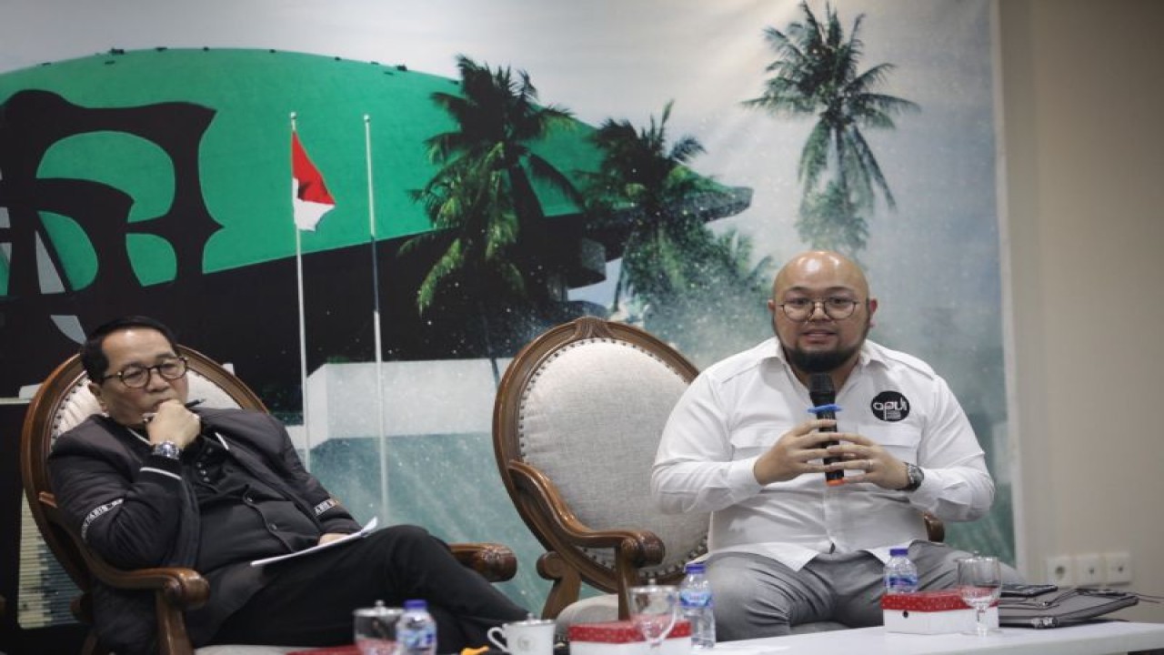 Ketua Umum APVI Aryo Andrianto (kanan) dalam diskusi terkait RUU Kesehatan, di Kompleks Parlemen, Senayan, Jakarta, Kamis (25/5/2023). ANTARA/HO-KWP.