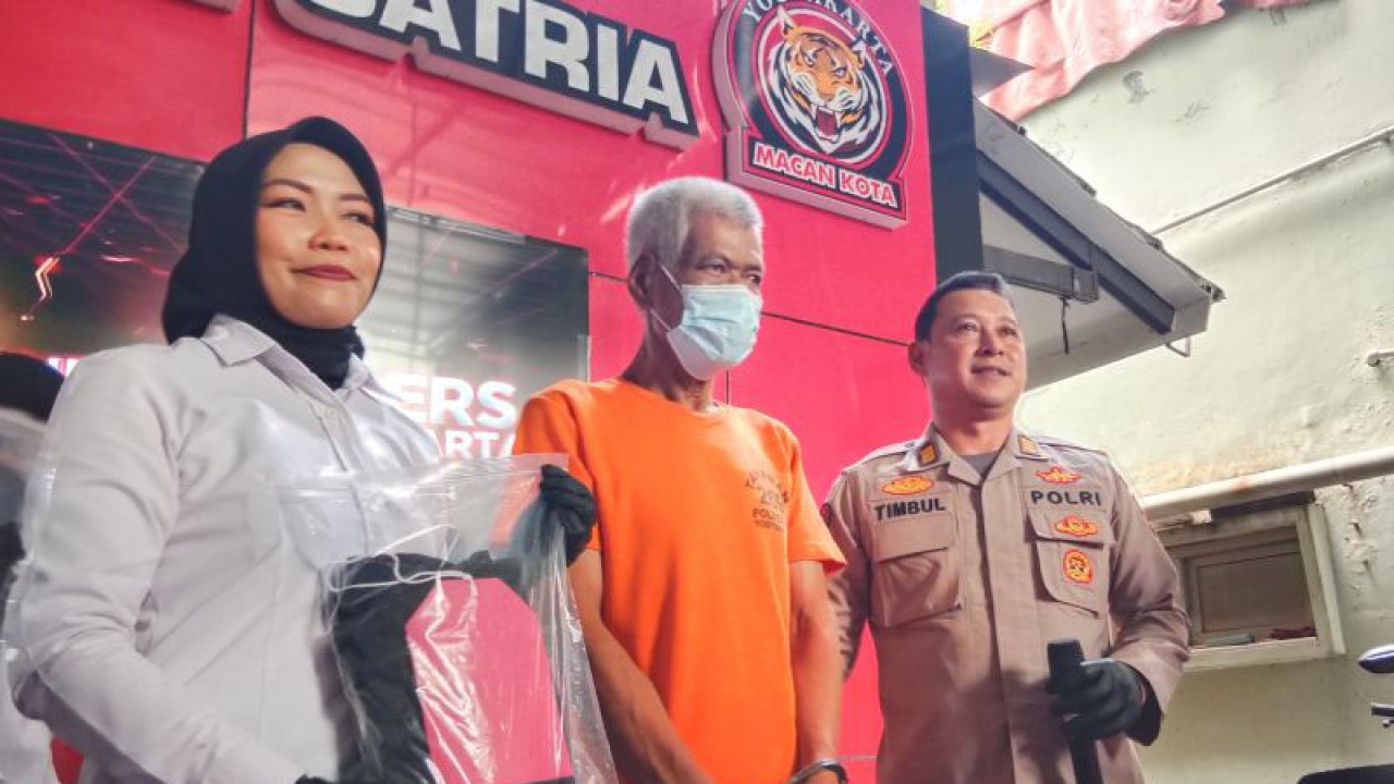 Tersangka kasus pornoaksi berinisial AS (62) dihadirkan saat jumpa pers di Mapolresta Yogyakarta, Rabu (10/5/2023). ANTARA/Luqman Hakim