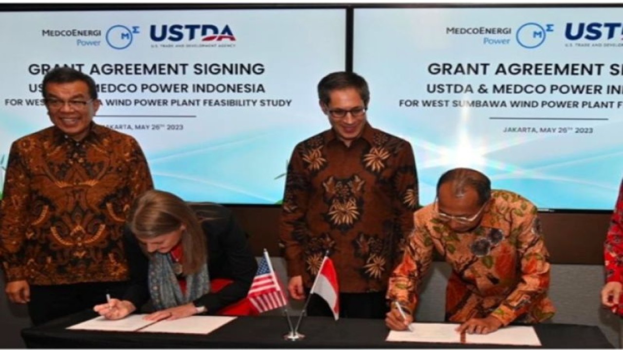 Penandatanganan hibah dari Badan Perdagangan dan Pembangunan Amerika Serikat (USTDA) kepada PT Medco Power Indonesia untuk studi kelayakan guna membantu pengembangan pembangkit listrik tenaga bayu (PLTB) berkapasitas 111 megawatt di Sumbawa Barat, Nusa Tenggara Barat. (ANTARA/HO-Kedubes AS di Jakarta)