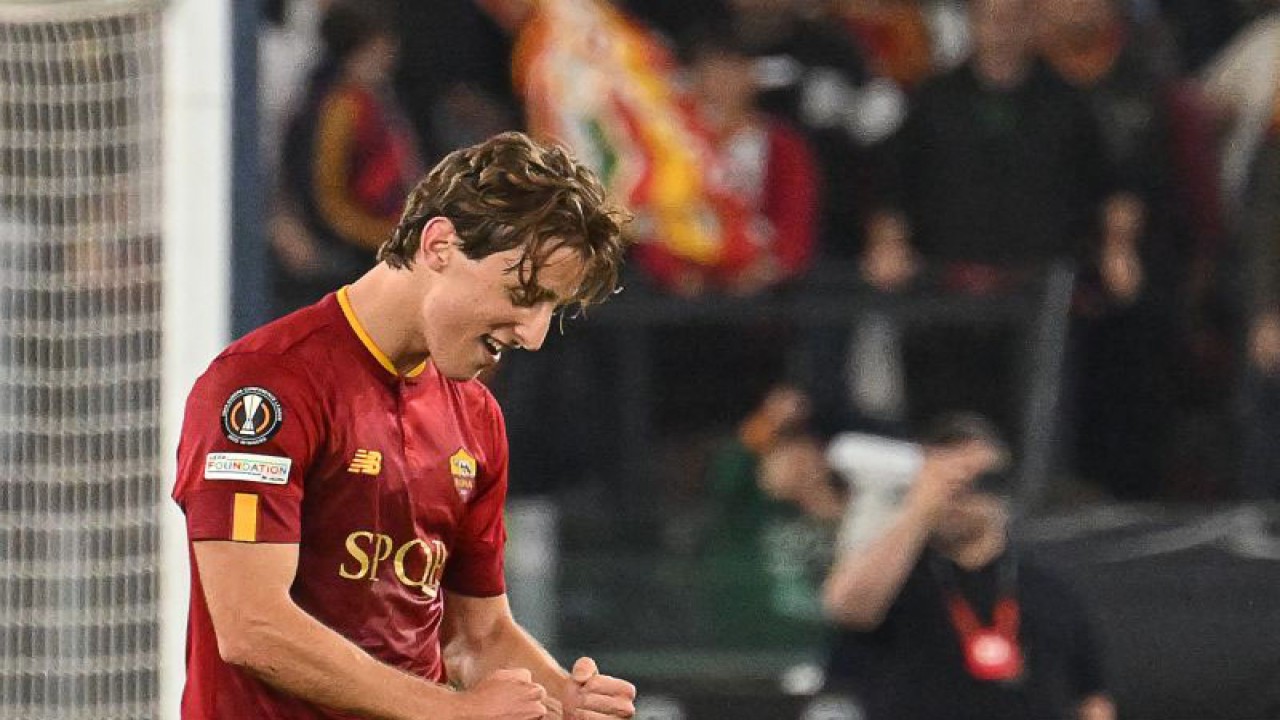 Gelandang AS Roma Edoardo Bove melakukan selebrasi setelah mencetak gol dalam pertandingan leg pertama semifinal Liga Europa di Olympic Stadium pada 11 Mei 2023. ANTARA/AFP/ALBERTO PIZZOLI