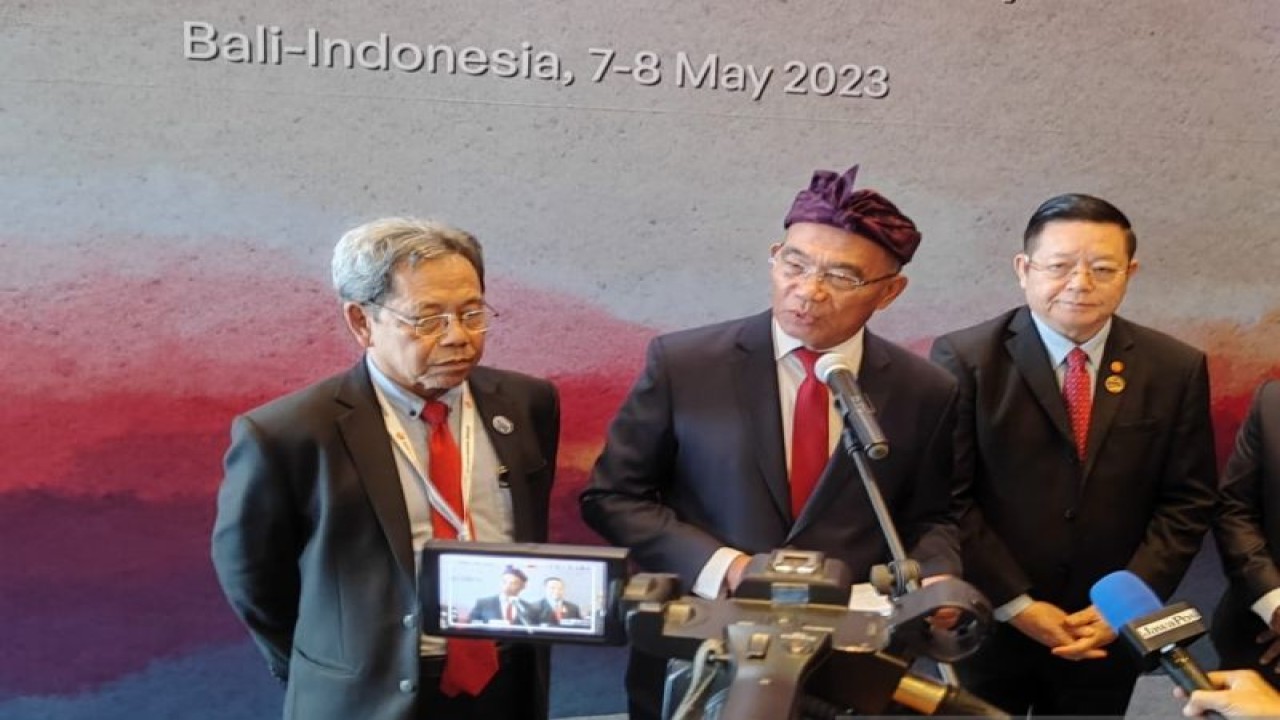 Menko PMK Muhadjir Effendy (tengah) didampingi Staf Khusus Menko PMK Bidang Kerja Sama Internasional, Joko Kusnanto Anggoro (kiri) dan Sekjen ASEAN Kao Kim Hourn dalam konferensi pers Dewan Menteri Pilar Sosial Budaya ASCC di Nusa Dua, Provinsi Bali, Senin (8/5/2023). (ANTARA/ Zubi Mahrofi)