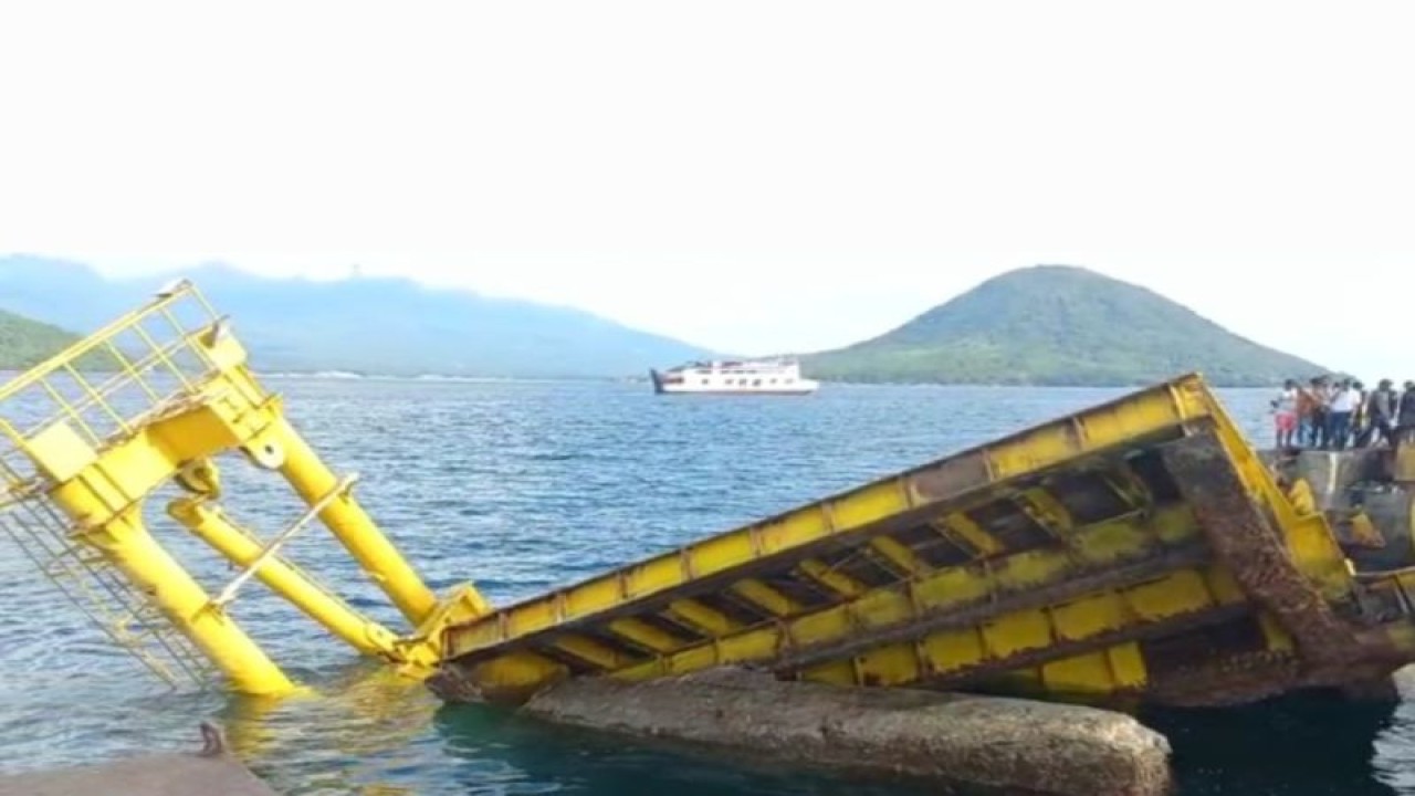 Dermaga pelabuhan feri Bastiong Ternate, ambruk akibat ditabrak KMP Mutiara Pertiwi I milik PT ALP pada Rabu (10/5/2023) kemarin dan ditaksir alami kerugian mencapai puluhan miliar, Kamis (11/5/2023). ANTARA/Abdul Fatah (Abdul Fatah)