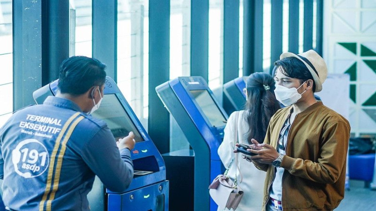 Dokumentasi. Seorang petugas penjualan tiket di Terminal Eksekutif sedang melayani calon penumpang yang ingin naik kapal ferry. ANTARA/HO-ASDP Indonesia Ferry.