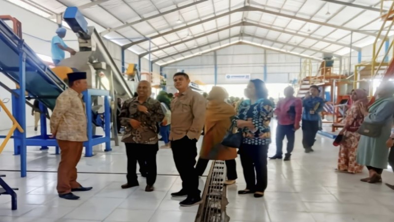 Asisten II Bidang Perekonomian dan Pembangunan Sekretariat Daerah Kabupaten Kotawaringin Timur Alang Arianto (tengah) meninjau pabrik pengolahan kelapa dalam di Kecamatan Mentaya Hilir Selatan yang baru diresmikan, Jumat (19/5/2023). (ANTARA/HO-Pemkab Kotim)